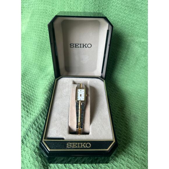 Seiko Women's Classic Watch Japan 2E20-3241 R 1 With Box LN Excellent Condition - Picture 1 of 16